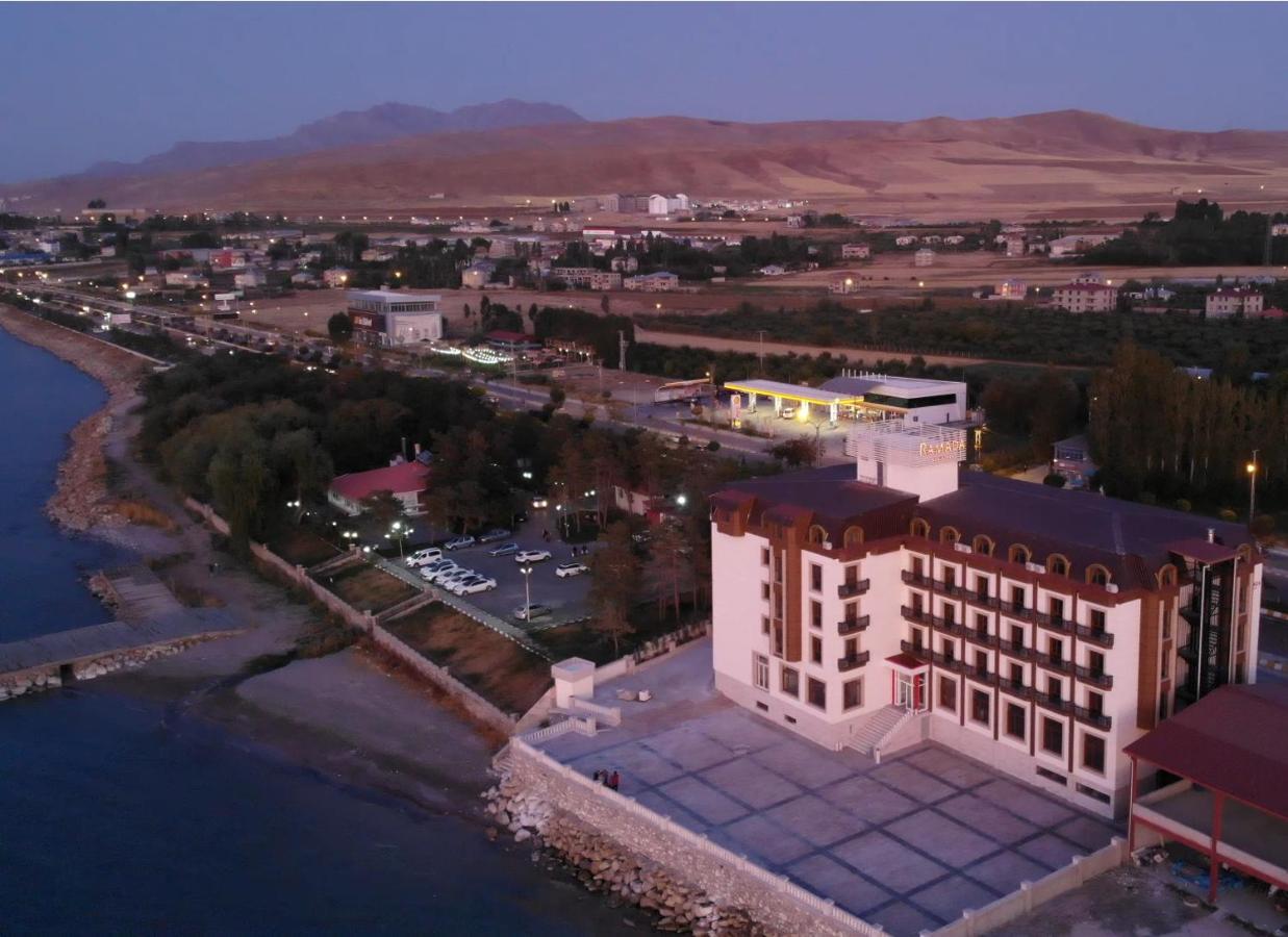 Ramada By Wyndham Отель